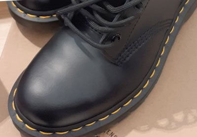 Botas Dr. Martens icónicas con costuras amarillas